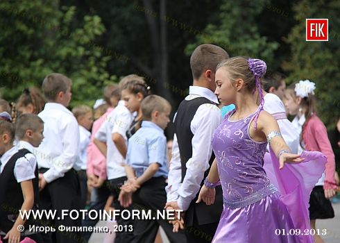 Кировоград: школьный вальс в Ковалевском парке (фоторепортаж)
