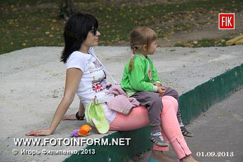 Кировоград: школьный вальс в Ковалевском парке (фоторепортаж)