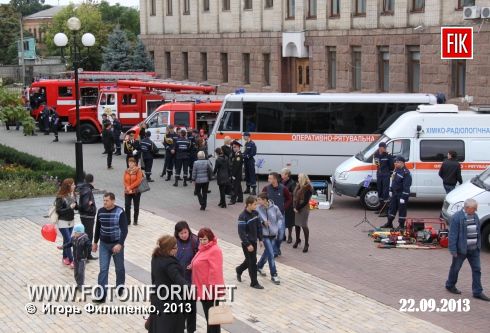 Кіровоград: урочистості рятувальників на центральній площі міста (фоторепортаж)