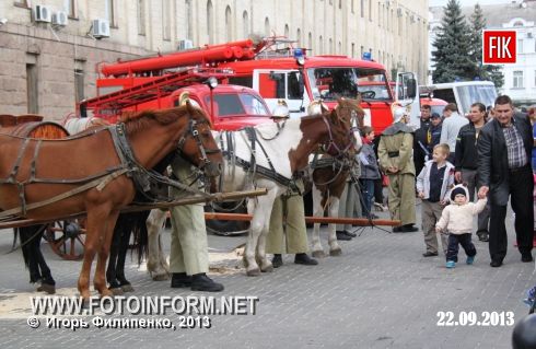 Кіровоград: урочистості рятувальників на центральній площі міста (фоторепортаж)
