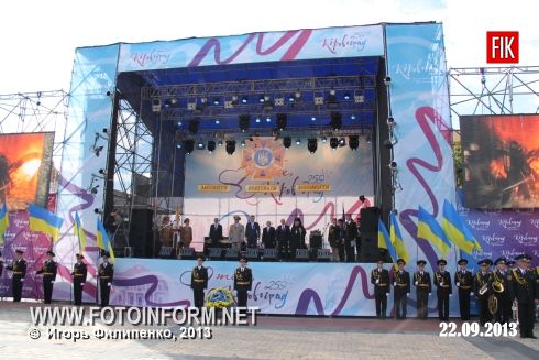 Кіровоград: урочистості рятувальників на центральній площі міста (фоторепортаж)