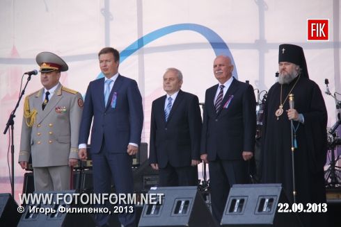 Кіровоград: урочистості рятувальників на центральній площі міста (фоторепортаж)