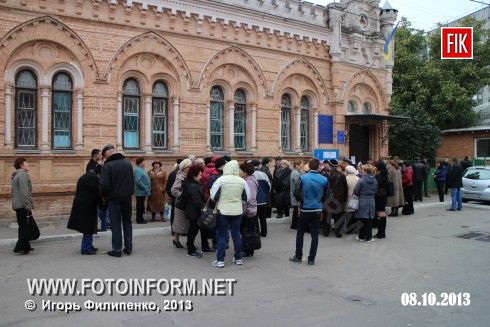 Пожилые люди пришли в поддержку Дендропарка, сообщает FOTOINFORM.