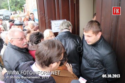 Пожилые люди пришли в поддержку Дендропарка, сообщает FOTOINFORM.