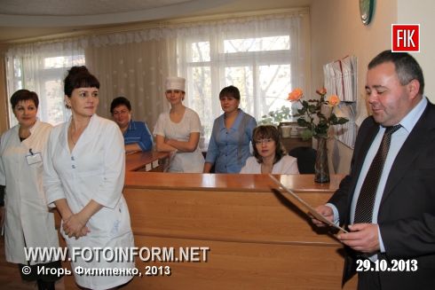 Заместитель мэра Кировограда Вадим Дрыга вручил грамоту главному врачу Кировоградской больнице скорой медицинской помощи Валерию Скороходу от городской организации ветеранов Украины, сообщает корреспондент FOTOINFORM