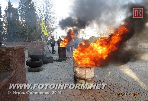 В Кировограде снова жгут шины (фоторепортаж)