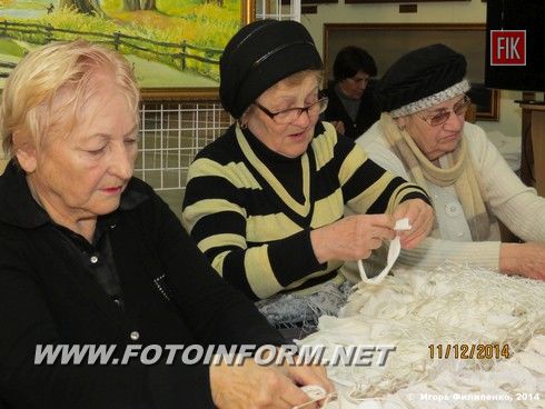 В Кировоградском областном художественном музее мастерят зимнее маскировки для тех, кто защищает Украину на Востоке.