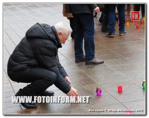 Сегодня в Кировограде жители нашего города скорбят за погибшими мирными людьми в Мариуполе.