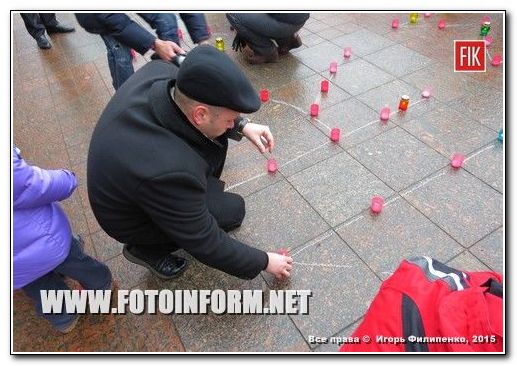 Сегодня в Кировограде жители нашего города скорбят за погибшими мирными людьми в Мариуполе.