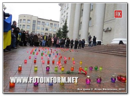 Сегодня в Кировограде жители нашего города скорбят за погибшими мирными людьми в Мариуполе.