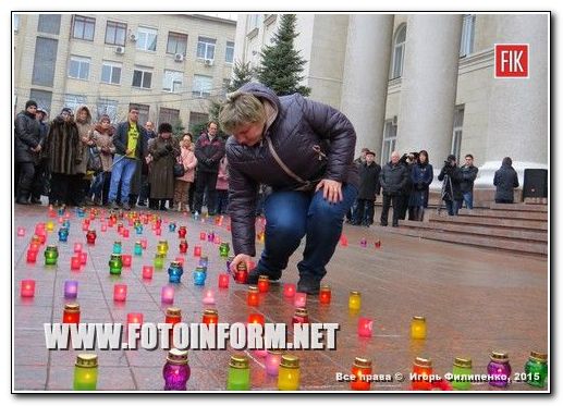 Сегодня в Кировограде жители нашего города скорбят за погибшими мирными людьми в Мариуполе.
