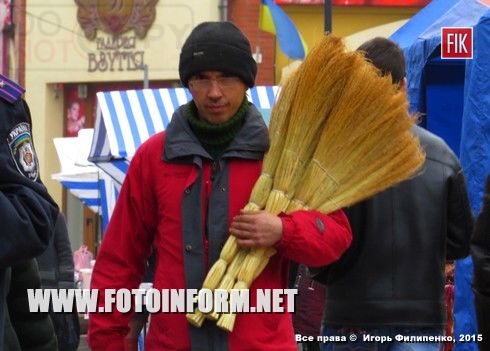 Торговля продукцией происходит возле Кировоградского горсовета.