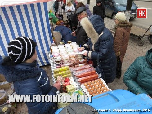 Торговля продукцией происходит возле Кировоградского горсовета.