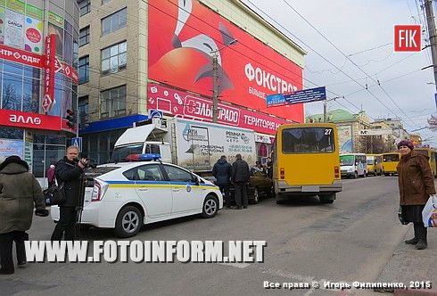 Сегодня, 12 марта, около 10:15 в самом центре Кировограда произошло ДТП.