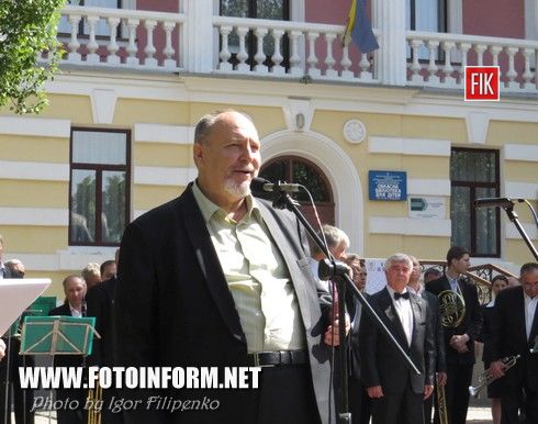  возле памятника Т.Г. Шевченко