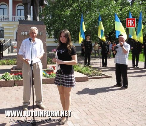  возле памятника Т.Г. Шевченко