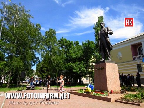  возле памятника Т.Г. Шевченко
