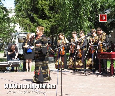  возле памятника Т.Г. Шевченко