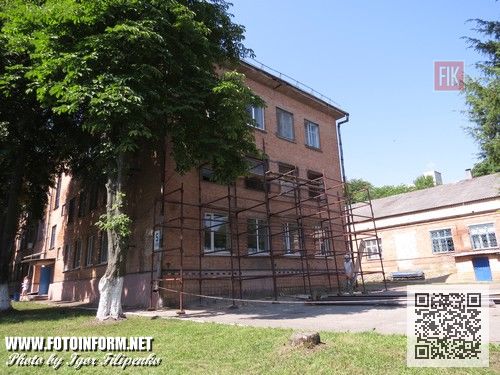 убернатор Кировоградщины Сергей Кузьменко осмотрел ход ремонтных работ в ожоговом и поликлиническом отделениях Кировоградской областной больницы