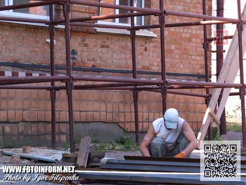 убернатор Кировоградщины Сергей Кузьменко осмотрел ход ремонтных работ в ожоговом и поликлиническом отделениях Кировоградской областной больницы