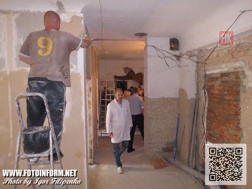 убернатор Кировоградщины Сергей Кузьменко осмотрел ход ремонтных работ в ожоговом и поликлиническом отделениях Кировоградской областной больницы