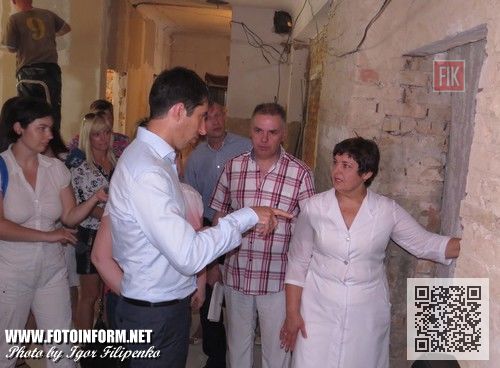 убернатор Кировоградщины Сергей Кузьменко осмотрел ход ремонтных работ в ожоговом и поликлиническом отделениях Кировоградской областной больницы
