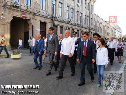 Кировоградцы празднуют День Государственного флага Украины (ФОТО)