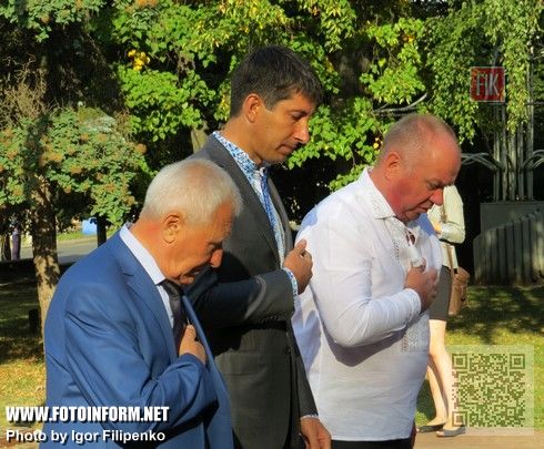 Кировоградцы празднуют День Государственного флага Украины (ФОТО)