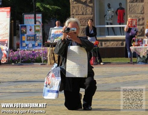 Кировоградцы празднуют День Государственного флага Украины (ФОТО)