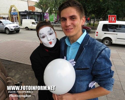 Кировоград: девушка-мим в центре города (ФОТО)