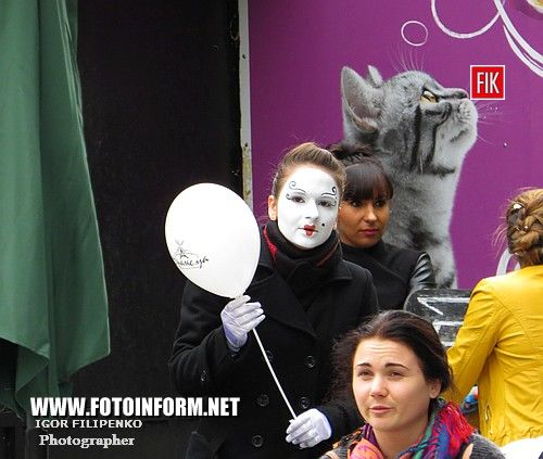 Кировоград: девушка-мим в центре города (ФОТО)