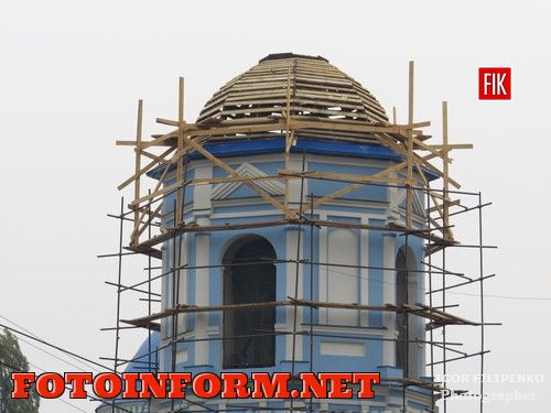 В центре Кировограда на кафедральном соборе Рождества Пресвятой Богородицы сняли главный атрибут веры христианства – крест.