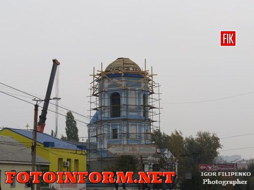 В центре Кировограда на кафедральном соборе Рождества Пресвятой Богородицы сняли главный атрибут веры христианства – крест.