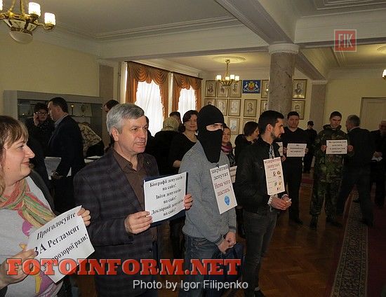Сегодня, 23 февраля, перед началом заседания депутатов городского совета представители некоторых общественных организаций устроили флешмоб