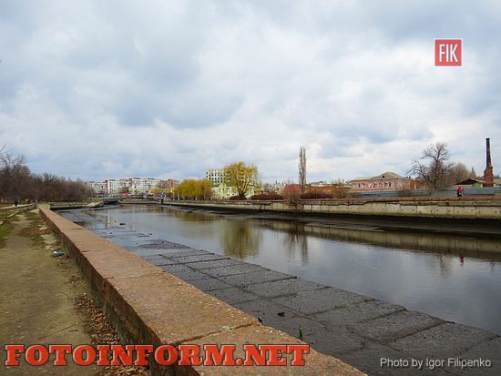 Сегодня в центральной части Кировограда на набережной многие жители города заметили , что уровень воды в реке Ингул слишком понизился.