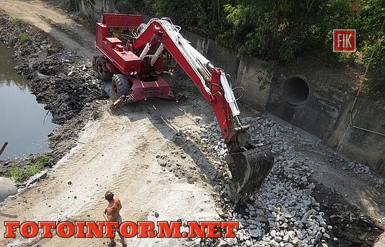 У Кропивницькому продовжується реконструкція дамби на Інгулі