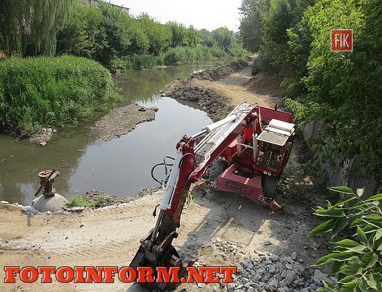 У Кропивницькому продовжується реконструкція дамби на Інгулі
