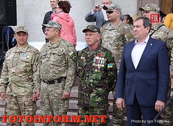 Вчера, 4 мая, возле Кировоградского горсовета состоялось торжественная церемония награждения победителей конкурса строя и патриотической песни среди школьников нашего города «Будущий защитник Украины».