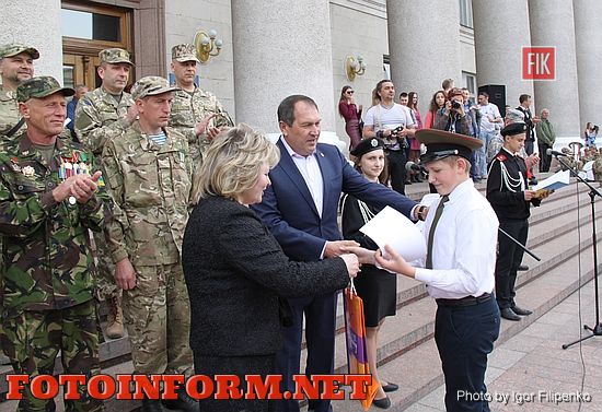 Вчера, 4 мая, возле Кировоградского горсовета состоялось торжественная церемония награждения победителей конкурса строя и патриотической песни среди школьников нашего города «Будущий защитник Украины».