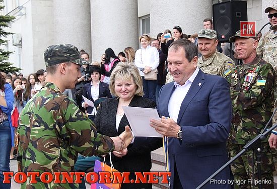 Вчера, 4 мая, возле Кировоградского горсовета состоялось торжественная церемония награждения победителей конкурса строя и патриотической песни среди школьников нашего города «Будущий защитник Украины».