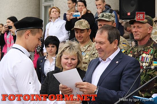 Вчера, 4 мая, возле Кировоградского горсовета состоялось торжественная церемония награждения победителей конкурса строя и патриотической песни среди школьников нашего города «Будущий защитник Украины».