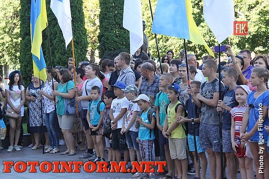Кропивницкий: в центре города торжественно подняли флаги, фото Игоря Филипенко, кировоградские новости,кропивницкие новости