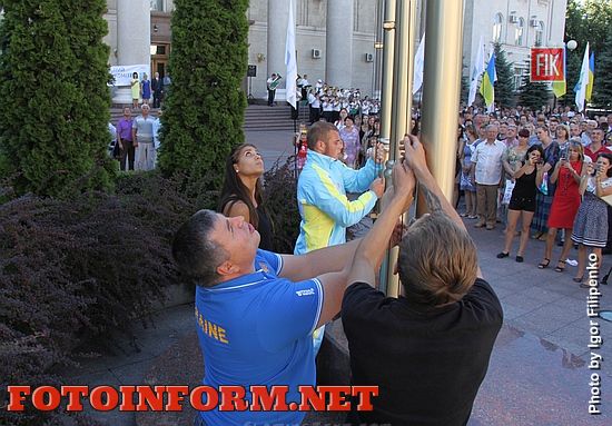 Кропивницкий: в центре города торжественно подняли флаги, фото Игоря Филипенко, кировоградские новости,кропивницкие новости