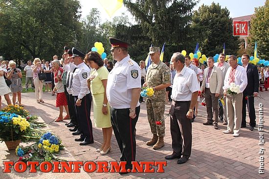 Сегодня, 23 августа, в День Государственного Флага, в Кропивницком, возле памятника Тарасу Шевченко, состоялась торжественная церемония возложения цветов и поднятия флага Украины.