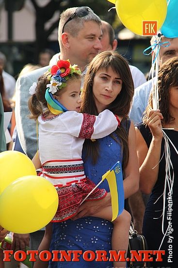 Сегодня, 23 августа, в День Государственного Флага, в Кропивницком, возле памятника Тарасу Шевченко, состоялась торжественная церемония возложения цветов и поднятия флага Украины.