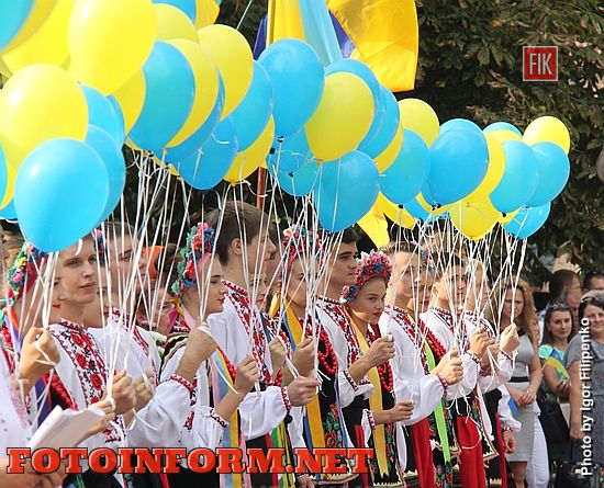 Сегодня, 23 августа, в День Государственного Флага, в Кропивницком, возле памятника Тарасу Шевченко, состоялась торжественная церемония возложения цветов и поднятия флага Украины.