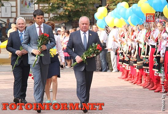 Сегодня, 23 августа, в День Государственного Флага, в Кропивницком, возле памятника Тарасу Шевченко, состоялась торжественная церемония возложения цветов и поднятия флага Украины.