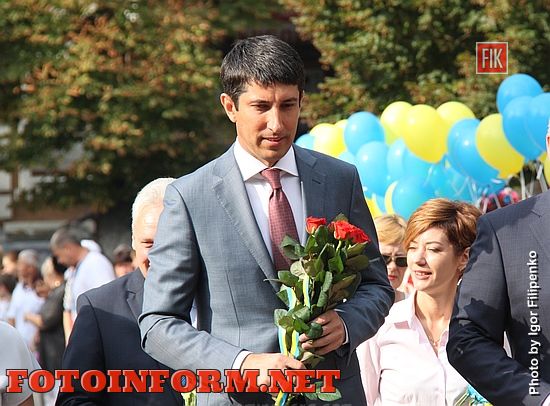 Сегодня, 23 августа, в День Государственного Флага, в Кропивницком, возле памятника Тарасу Шевченко, состоялась торжественная церемония возложения цветов и поднятия флага Украины.