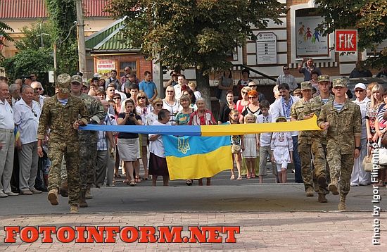 Сегодня, 23 августа, в День Государственного Флага, в Кропивницком, возле памятника Тарасу Шевченко, состоялась торжественная церемония возложения цветов и поднятия флага Украины.