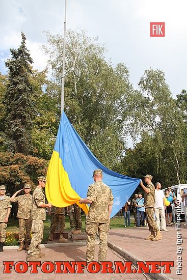 Сегодня, 23 августа, в День Государственного Флага, в Кропивницком, возле памятника Тарасу Шевченко, состоялась торжественная церемония возложения цветов и поднятия флага Украины.